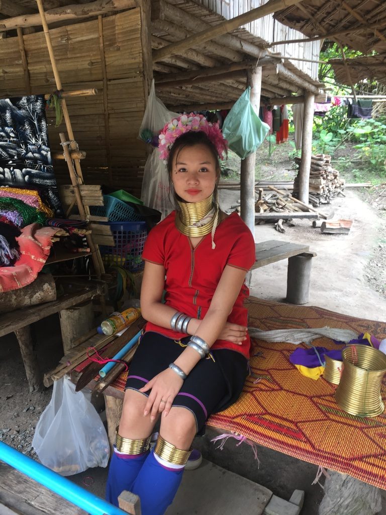 若い首長族女性