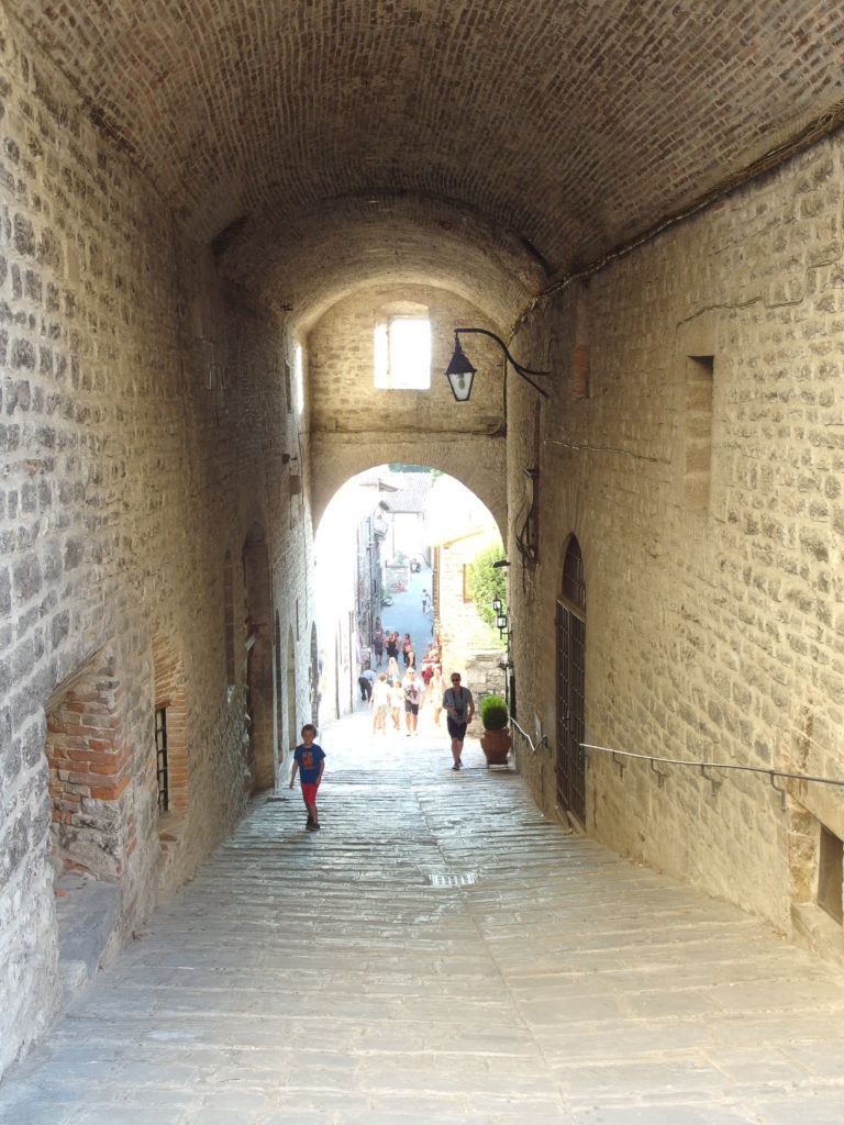 グッピオの路地