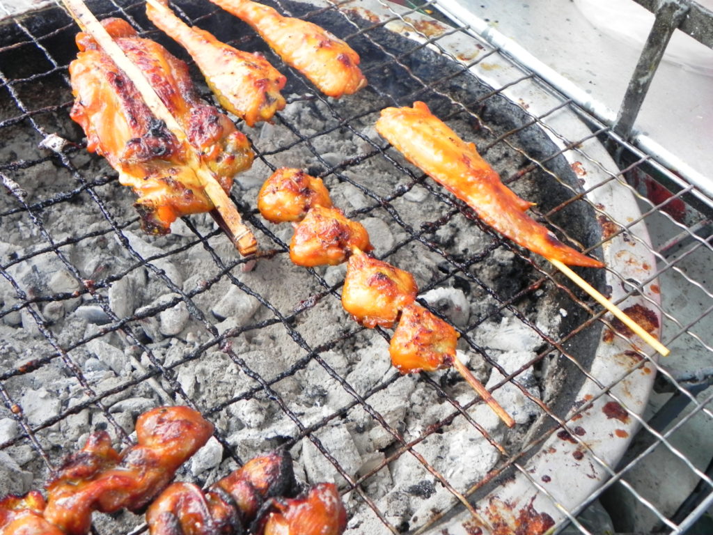 焼き鳥を焼いているところ