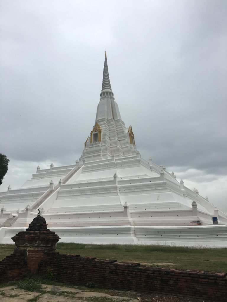 アユタヤ白い仏塔