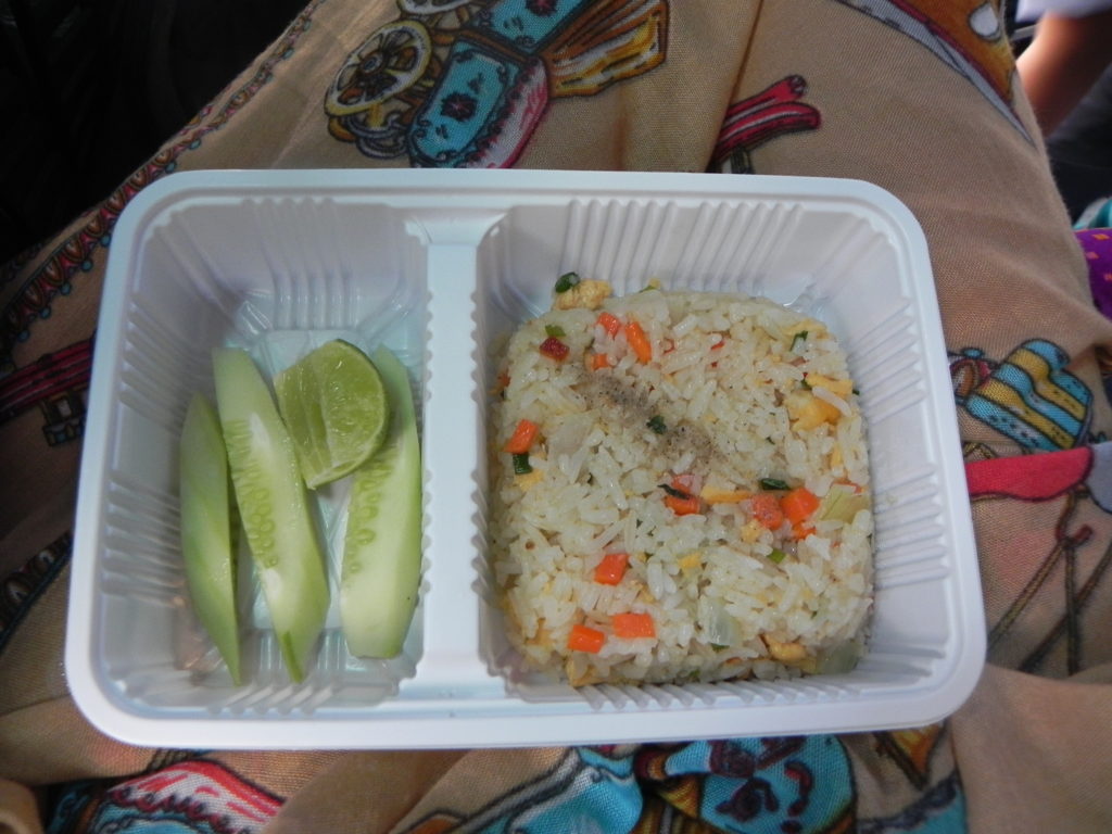 バスで配られたランチ