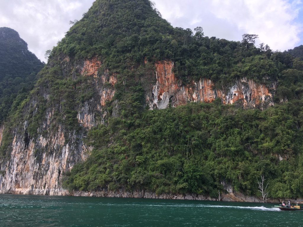 石灰岩の切り立った山