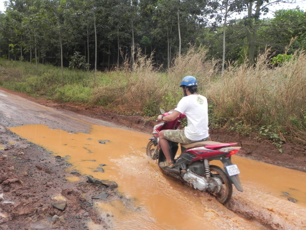 水たまりの中をバイクで走る