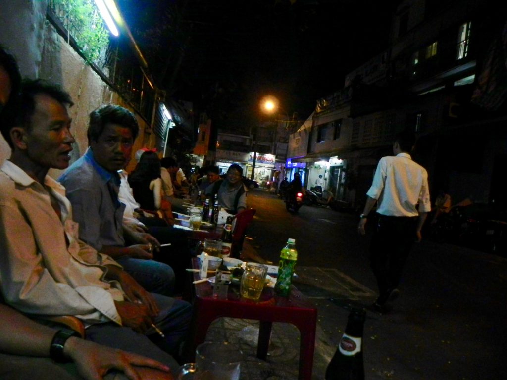 熱い中歩道の席でビールを飲むベトナム人