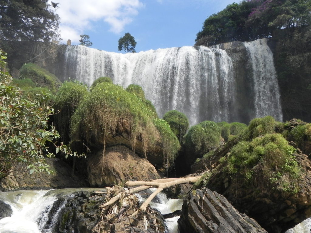 Elephant Falls(像の滝)