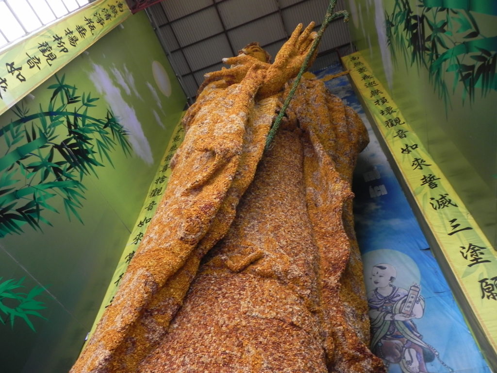 ドライフラワーで作られた菩薩像