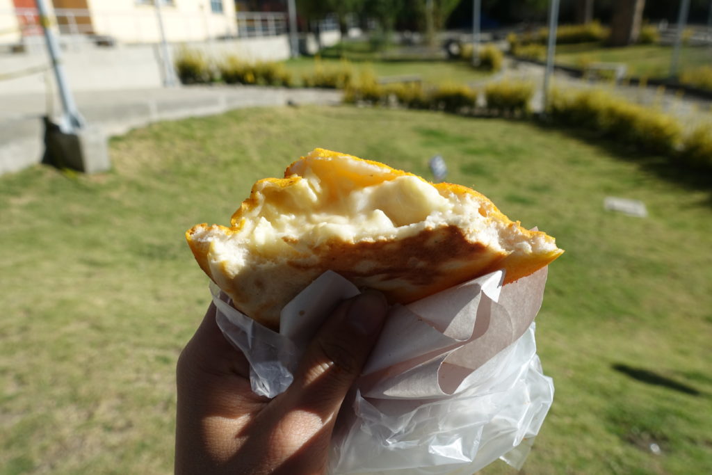 中からはチーズが溢れ出す
