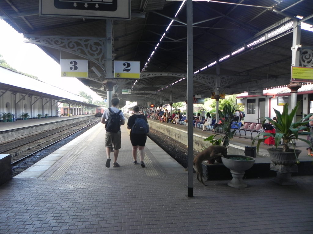 キャンディ駅のホーム
