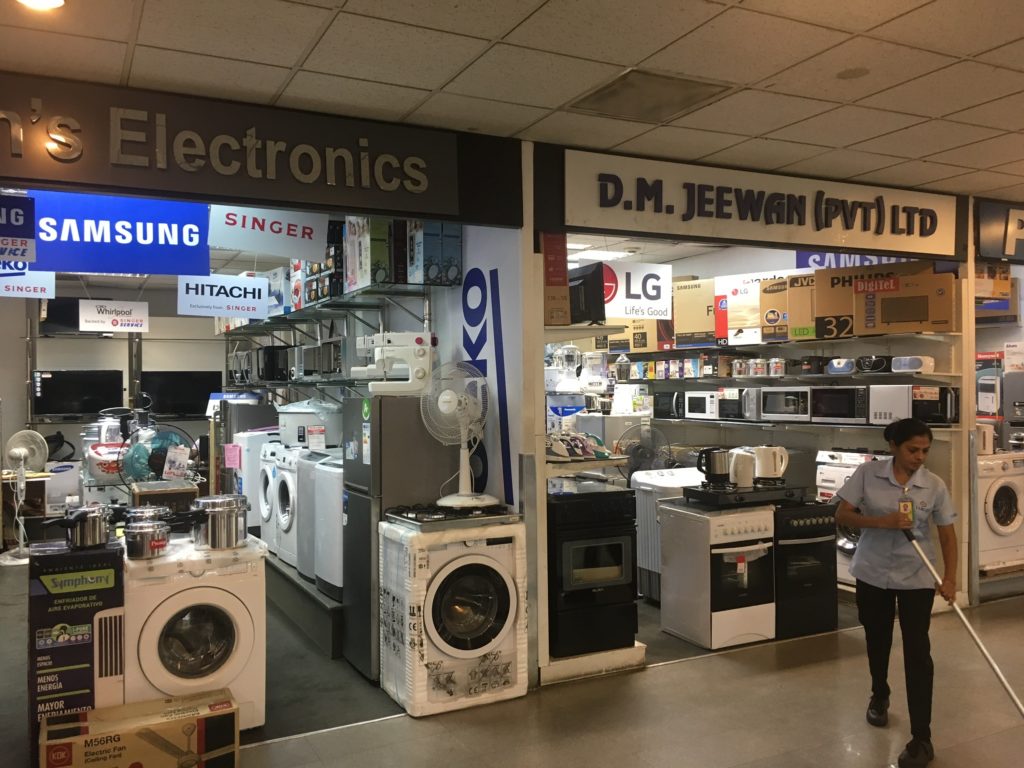 スリランカ空港 家電製品屋