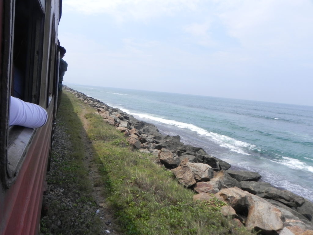 海岸沿いを走るスリランカ鉄道