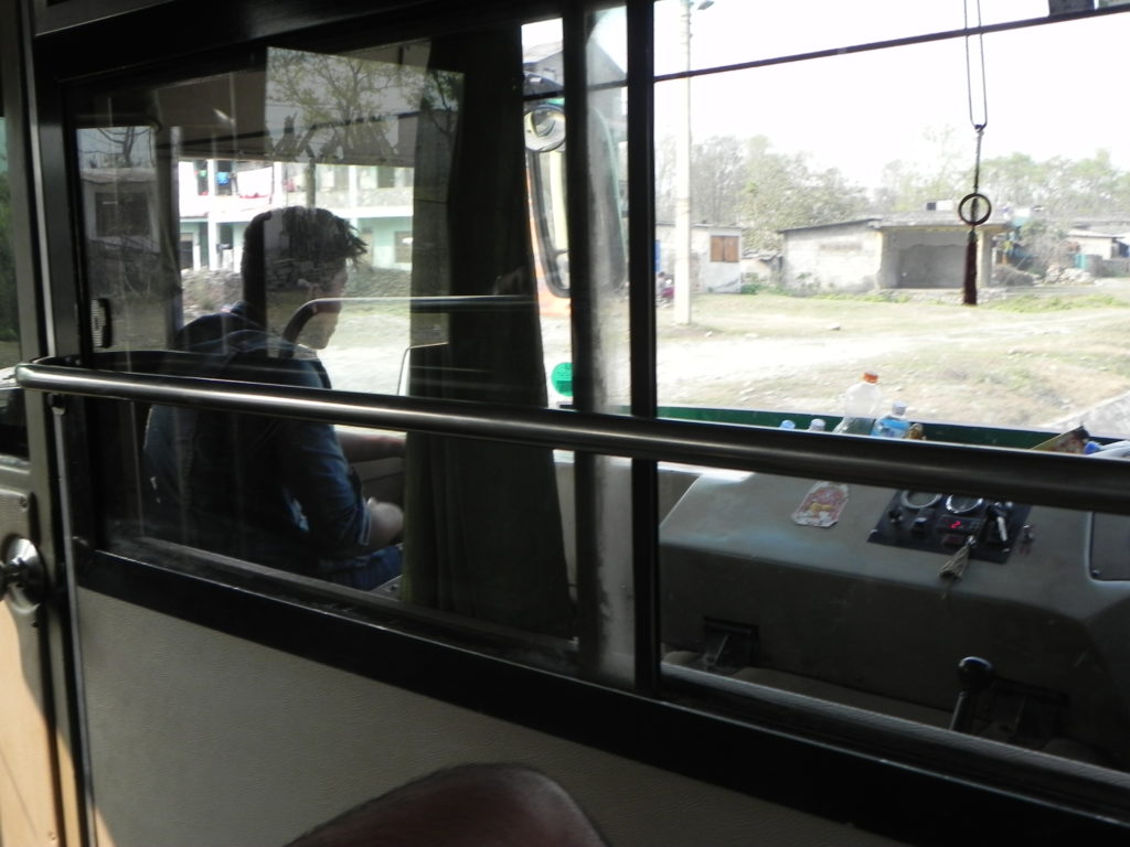 ネパールバスの運転席