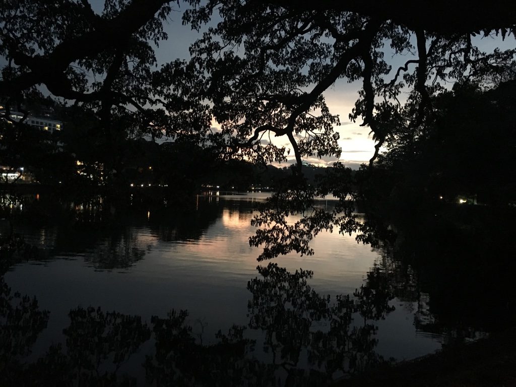 夕暮れのキャンディ湖
