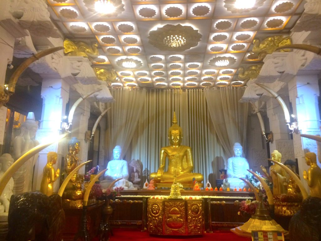 黄金の仏像と象牙