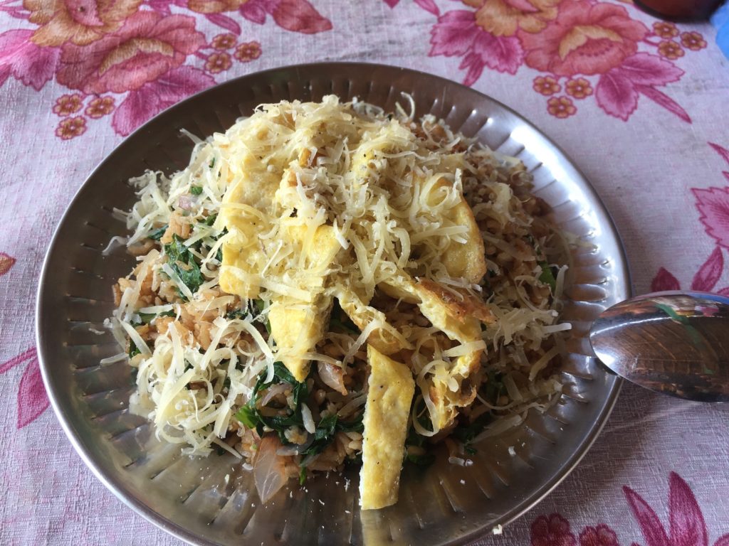 卵とチーズで栄養満点のフライドライス