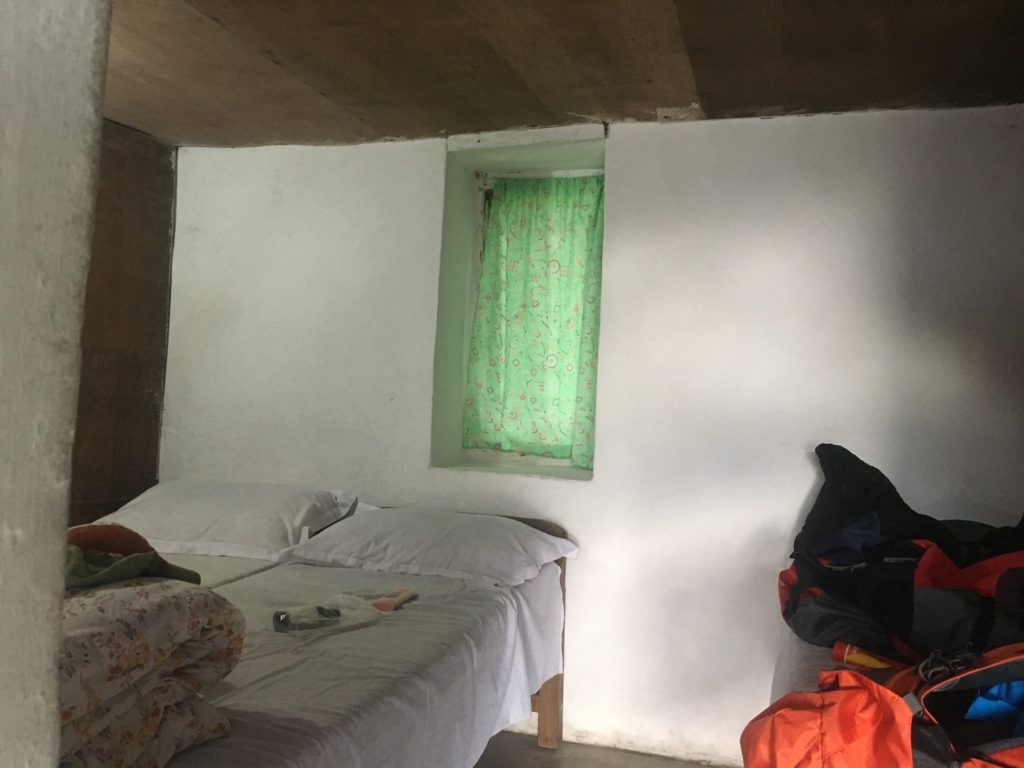 山小屋の質素な部屋
