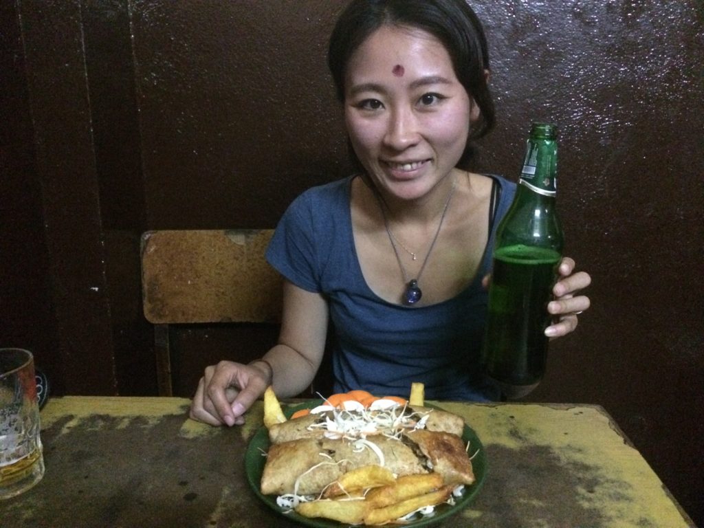 ビールとビッグサイズの春巻き