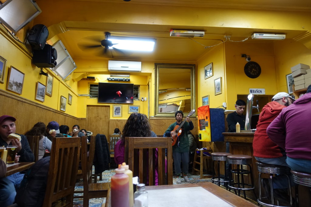 Completos Oriente店内